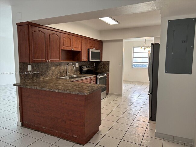 Building Photo - 955 SW 87th Ct