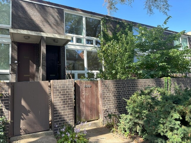 Building Photo - Hyde Park Town-House for Rent