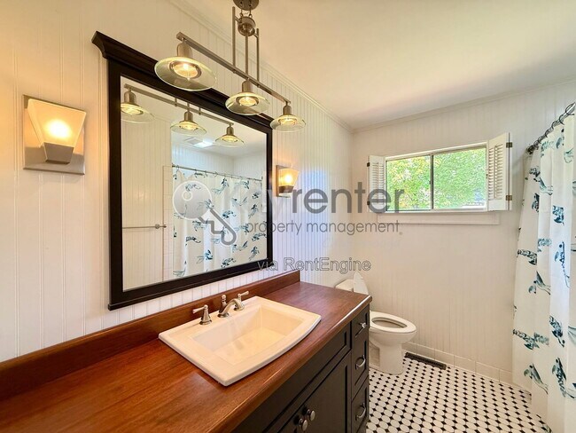 Building Photo - 1406 Highland Way