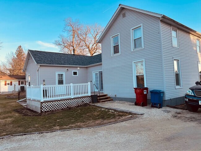 Building Photo - 205 Forest St