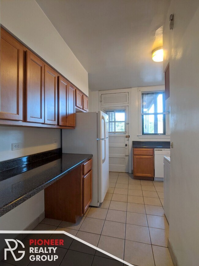 Building Photo - 1121 W Oakdale Ave
