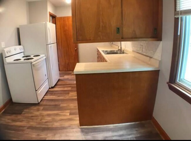 Building Photo - 702 S 4th St