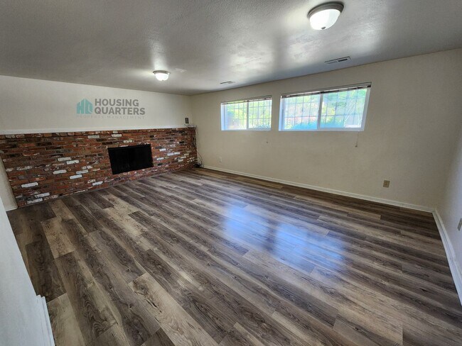 Building Photo - Single family home with large back yard!