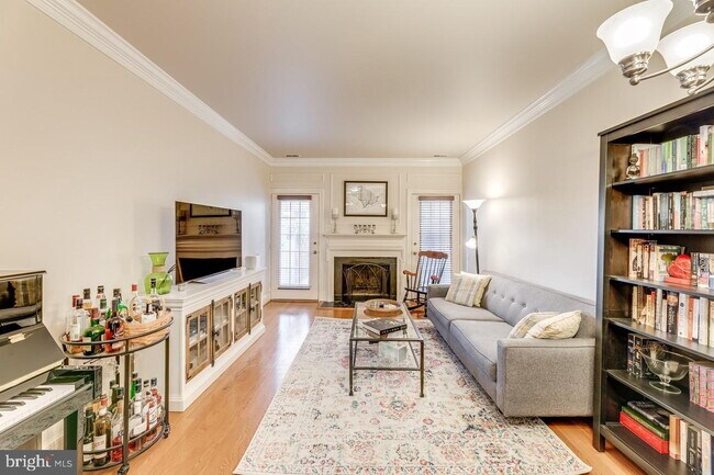 Building Photo - Waterfront Townhome Living in Sought-After Alexandria Location