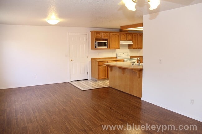 Building Photo - 3 Bed, 2 Bath Home with Large Covered Deck...