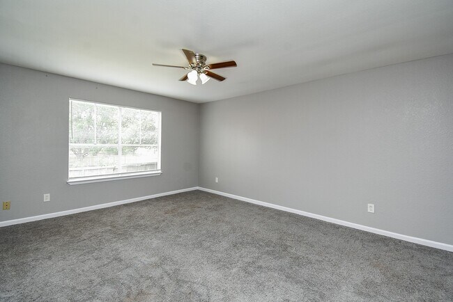 Building Photo - 2110 Hilton Head Dr