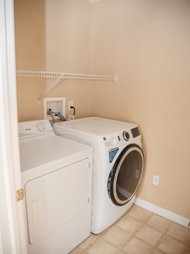 Building Photo - 465 Sunday Dr