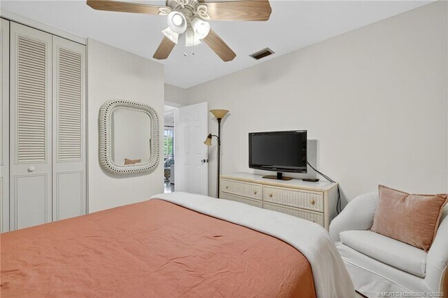 Building Photo - 262 SE Monterey Ave