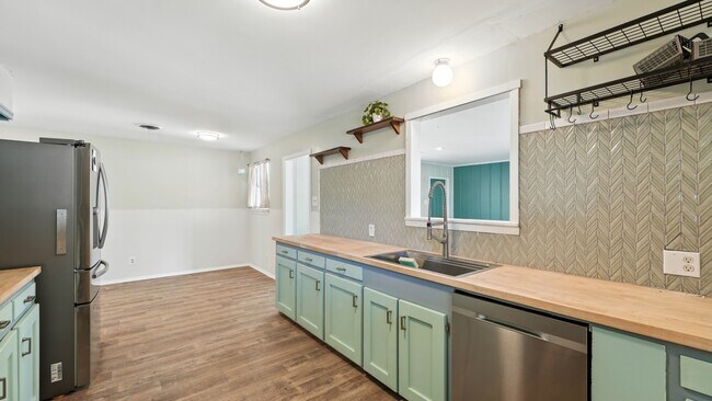 Building Photo - 476 Granada Dr