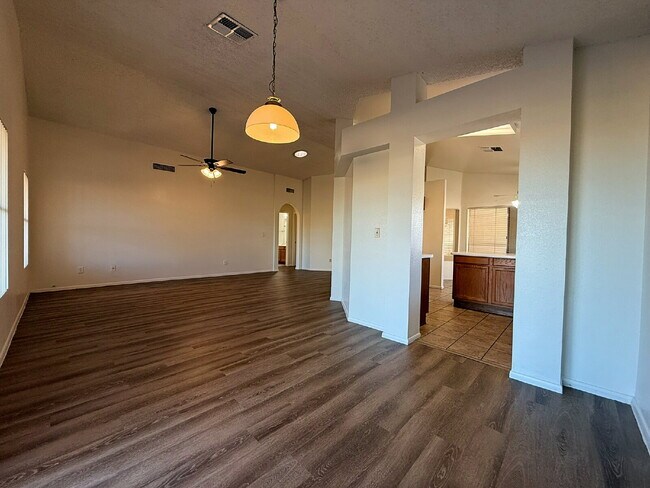 Building Photo - Charming 3BR Home on Golf Course with Scen...