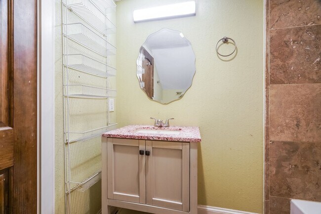 Building Photo - Updated 3-Bedroom 2-Bath Home - Garage- Bonus Space- Fully Fenced-in Yard- Pet Friendly!
