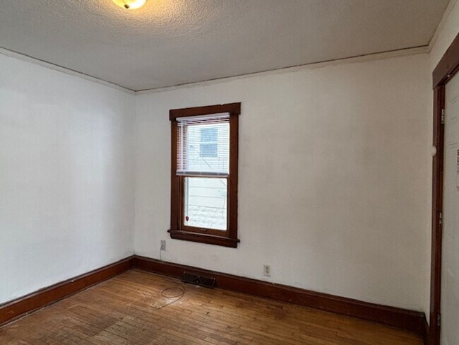 Building Photo - 3 BR/1 BA Single-Family Home in St. Paul!
