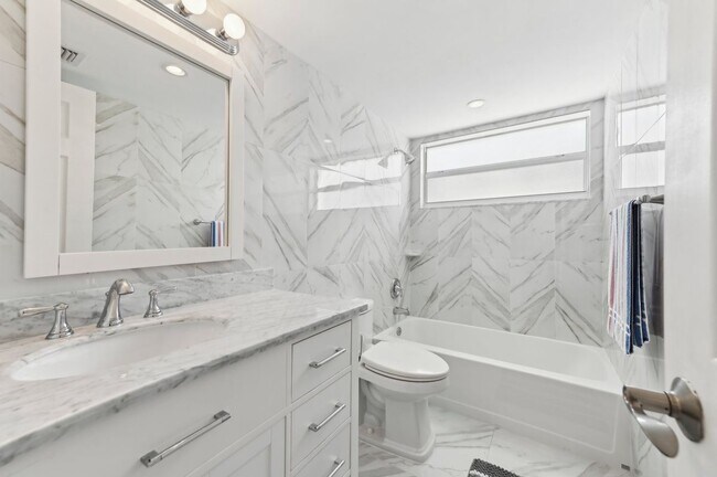 Building Photo - 3580 S Ocean Blvd