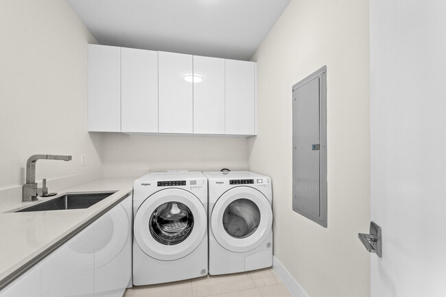 Building Photo - 3100 N Ocean Dr