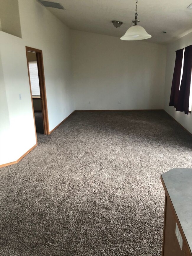 Building Photo - New Carpet, flooring & paint! 3 Bedroom 2 ...