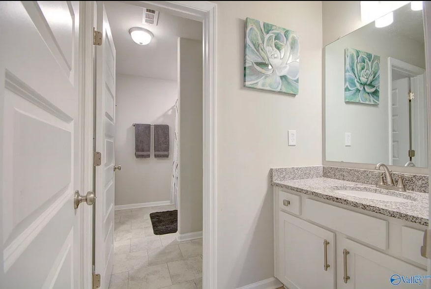 bathroom upstairs - 291 Avebury Rd