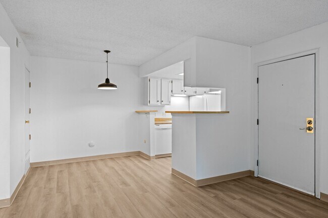 Building Photo - Updated 1BD/1BA Condo in DTC – Available Now!
