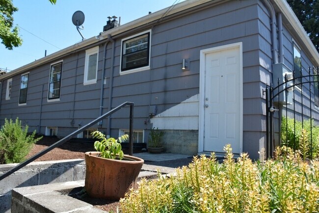 Building Photo - 5731 N Montana Ave