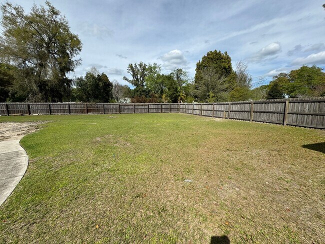Building Photo - Remodeled 3/2 in the Heart of Gainesville!