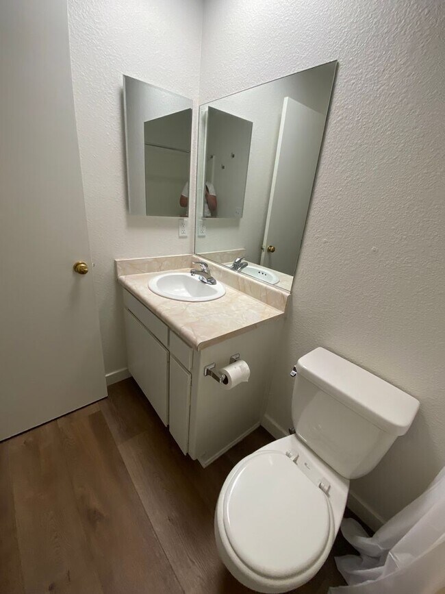 Building Photo - Downtown Duplex