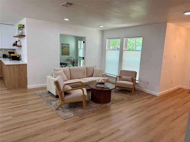Building Photo - 8515 Mullins Dr