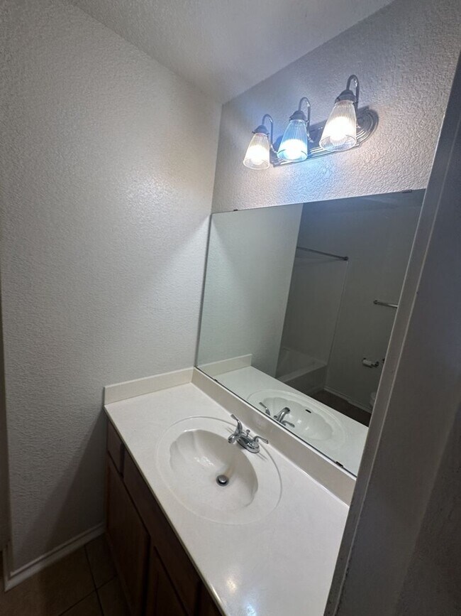 Building Photo - AVAILABLE NOW !