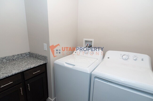 Building Photo - 1025 W 400 S