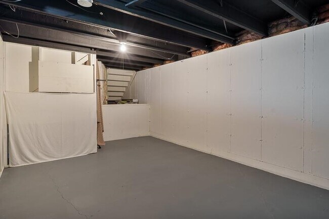 Building Photo - 663 Amphitheater Dr