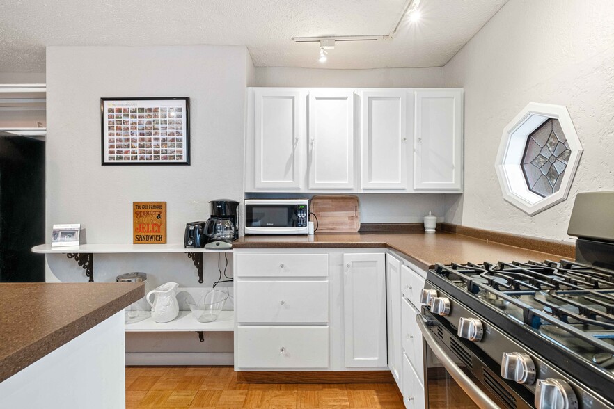 Building Photo - 218 W North Ave