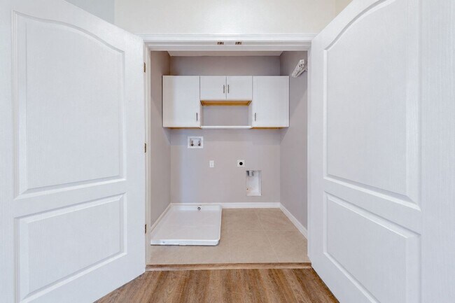 Building Photo - Like-New End-Unit 3 Bedroom Townhome