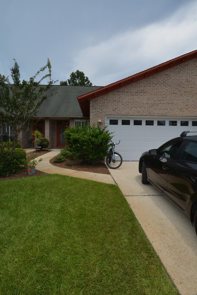 Building Photo - Escada large 2 story townhouse with fireplace, vaulted ceilings, master suite, 2 car garage, comm...