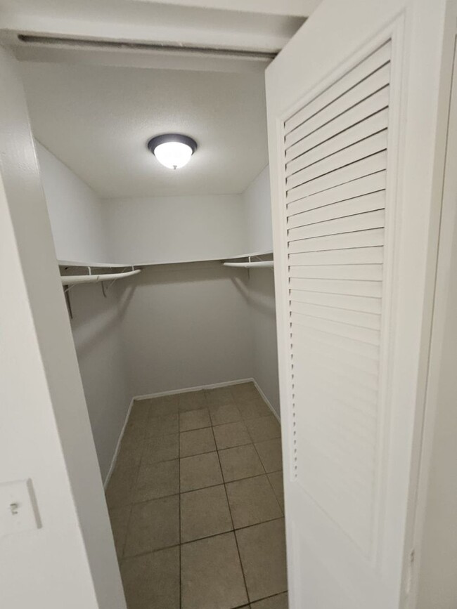 Building Photo - One bedroom one bath