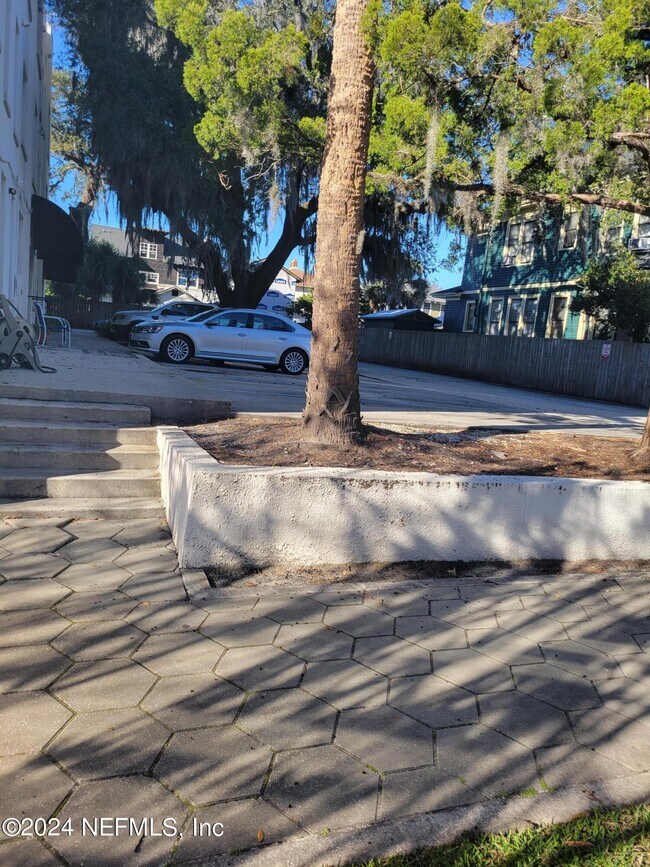 Building Photo - 2545 Oak St