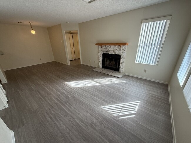 Building Photo - BEAUTIFUL CORNER UNIT CONDO!