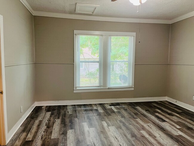 Building Photo - Cute as a button! 2 bed, 1 full bath, renovated cottage, hardwood floors, large porch, lots of ch...
