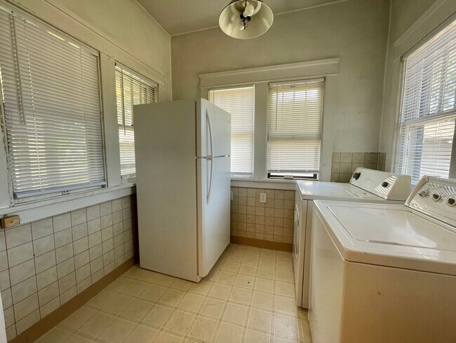 Building Photo - 3-4 Bed standalone