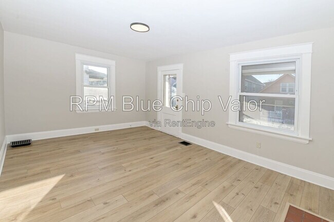 Building Photo - 5214 Warren Ave