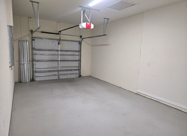 Building Photo - CORNER DULEX-PRIME LOCATION-THREE BEDROOM, TWO BATH, ONE CAR DUPLEX