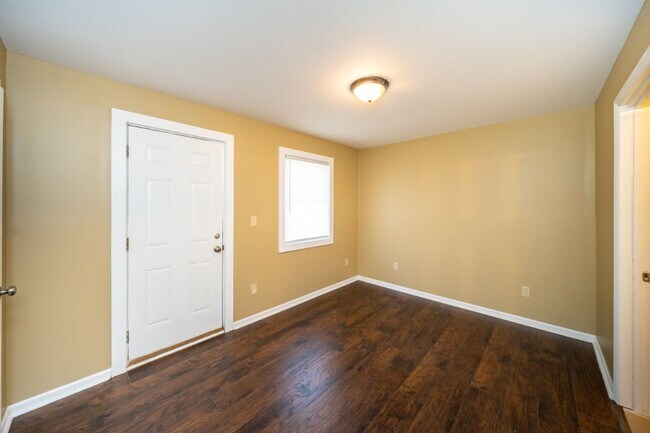 Building Photo - Move-In Ready Modern Makeover! Spacious 4-...