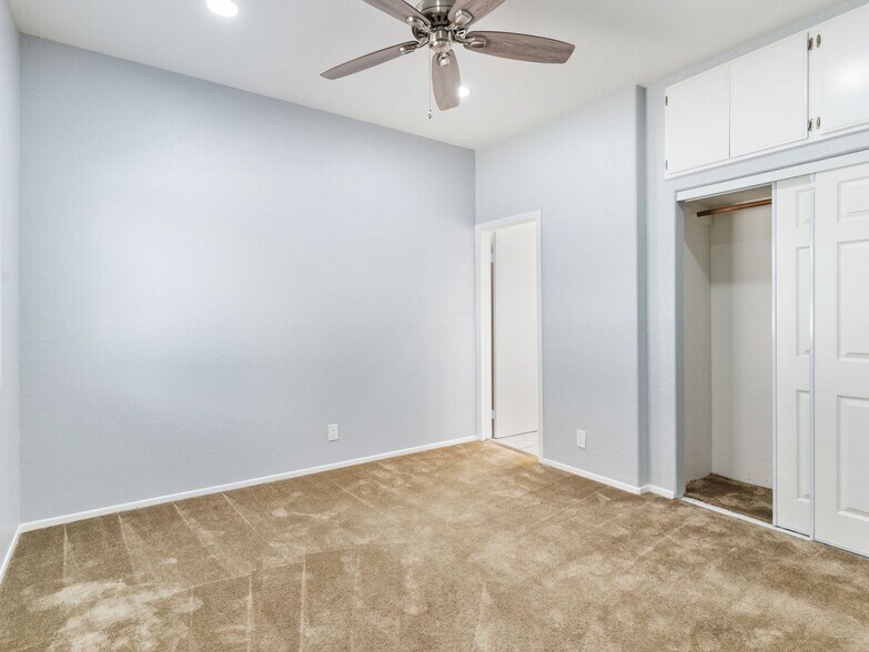 Building Photo - 1116 E 1st St