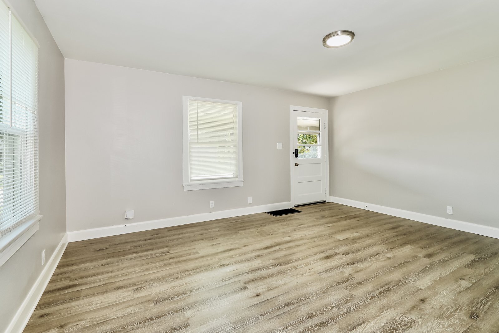 Building Photo - 1004 Korb Ave