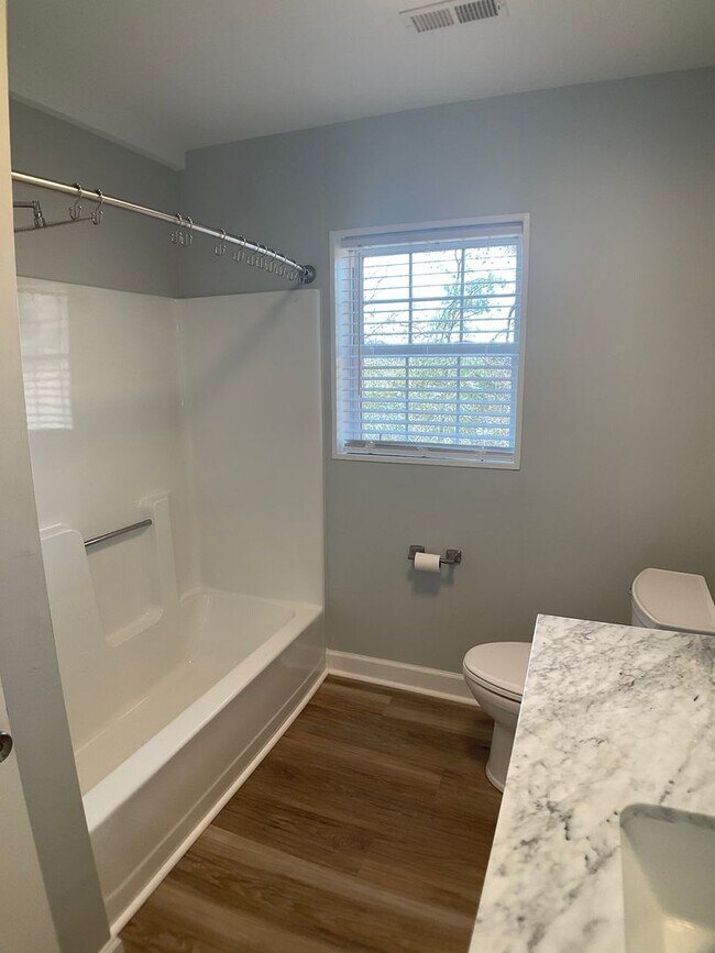 Building Photo - Modern Comfort and Convenience in the Heart of Durham