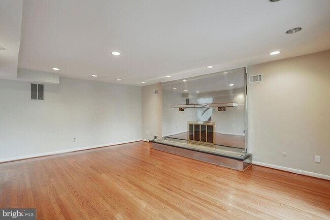 Building Photo - 9801 Clydesdale St