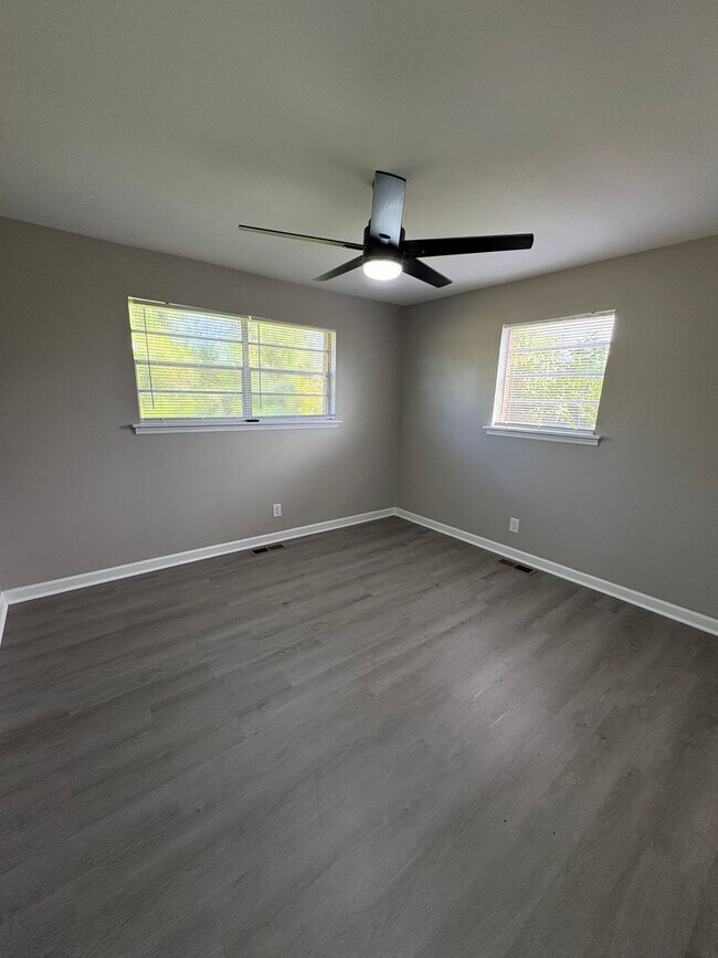 Building Photo - 3 Bed 1.5 Bath Brick House