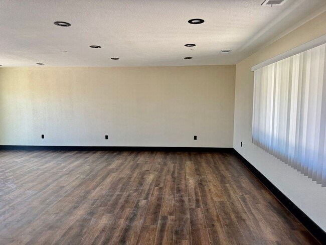 Building Photo - 15178 Darnell Dr