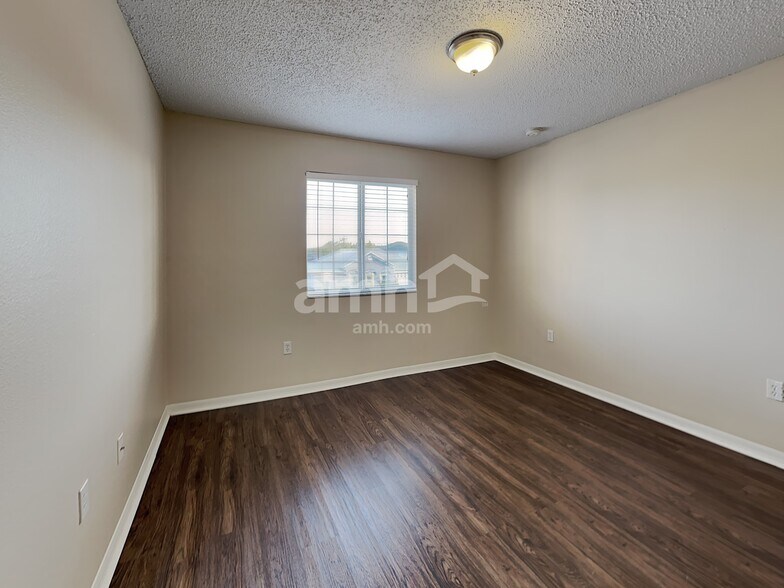 Building Photo - 330 Salmon Ct