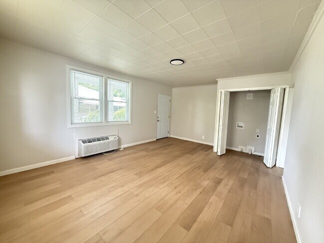 Building Photo - Updated 2BR/1BA in the Heart of Fountain City, Modern Finishes & Everyday Convenience!