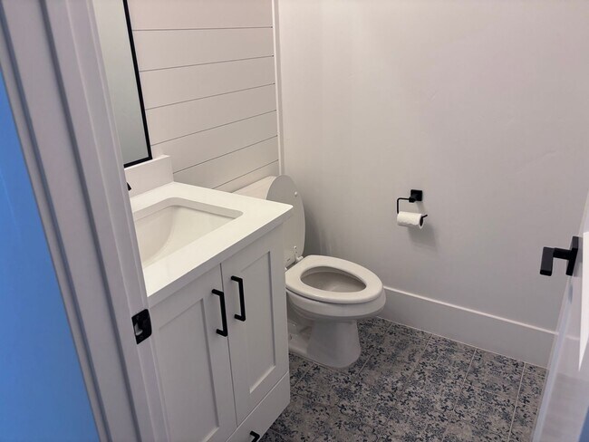 Building Photo - Beautiful 5 Bed 3.5 bath near Sunrise Valley Park In Washington.