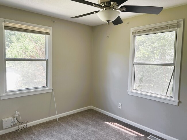 Building Photo - 133 Green Meadow Dr