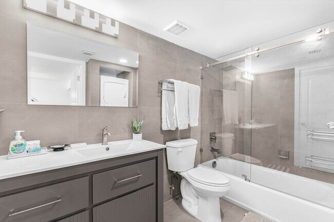 Building Photo - 1 SE 12th St